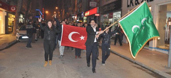 Ege Üniversitesi'nde cuma günü çıkan kavgada Ülkü Ocakları'nın üniversite sorumlusu Fırat Yılmaz Çakıroğlu bıçaklanarak öldürüldükten sonra HDP'yi de hedef alan gösteriler düzenlendi