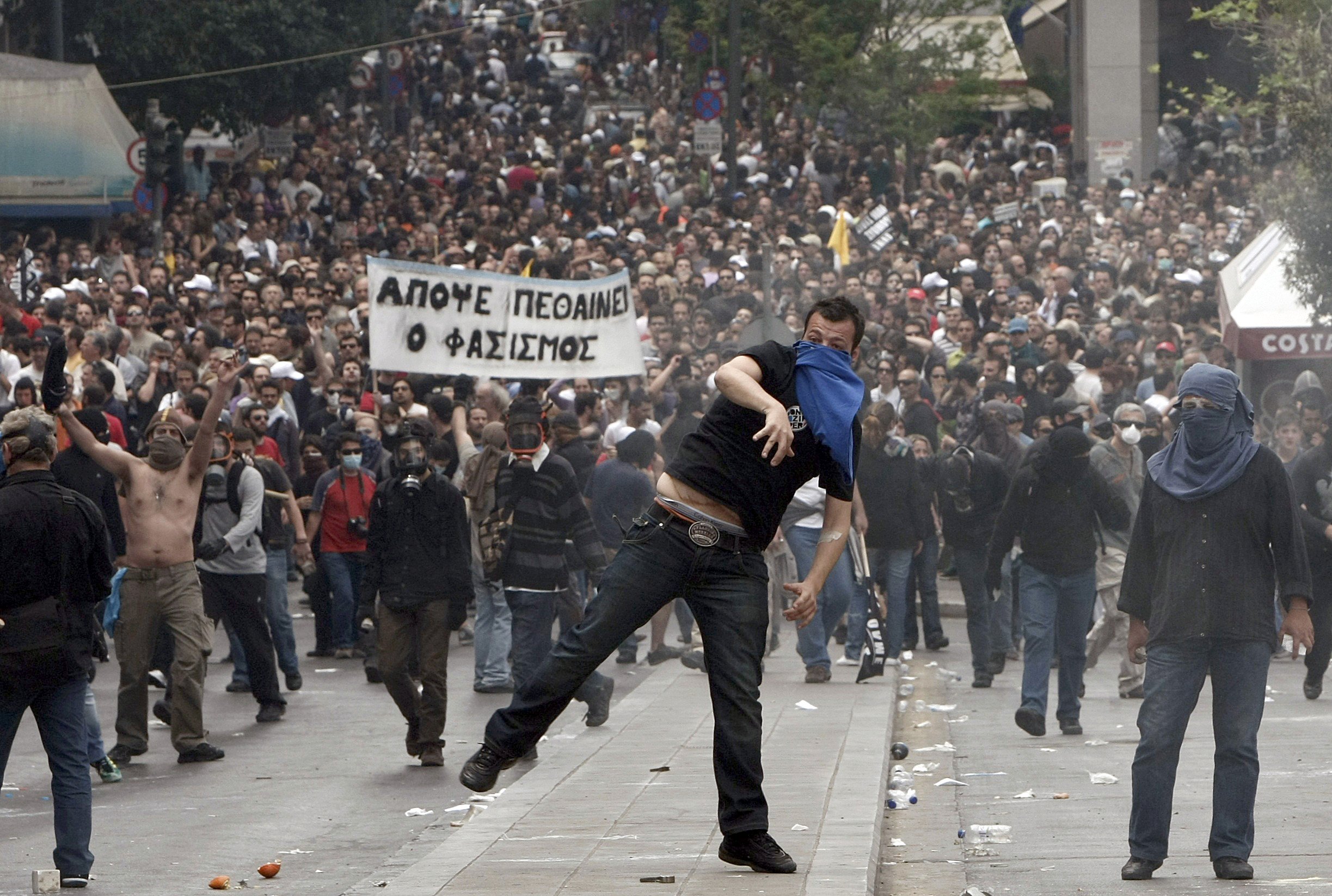 Yunanistan'da ekonomik krizin ardından gelen kemer sıkma politikaları üzerine 2010 yılında ilan edilen genel grev sırasında çıkan ve can kayıpları da yaşanan olaylarda protestocularla polis karşı karşıya geldi