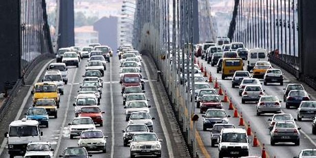 İstanbul'da trafik yoğunluğu; köprüleri ve Avrasya Tüneli'ni kullanan araçlar güçlükle ilerliyor