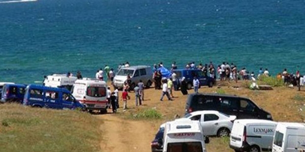 Denize düşüp kaybolan kardeşlerin arama çalışmaları devam ediyor: Boğazda gemi trafiği askıya alındı 