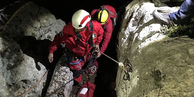 Van Kalesi'nde kayalıktan mağaraya düşen Alman turist hastaneye kaldırıldı