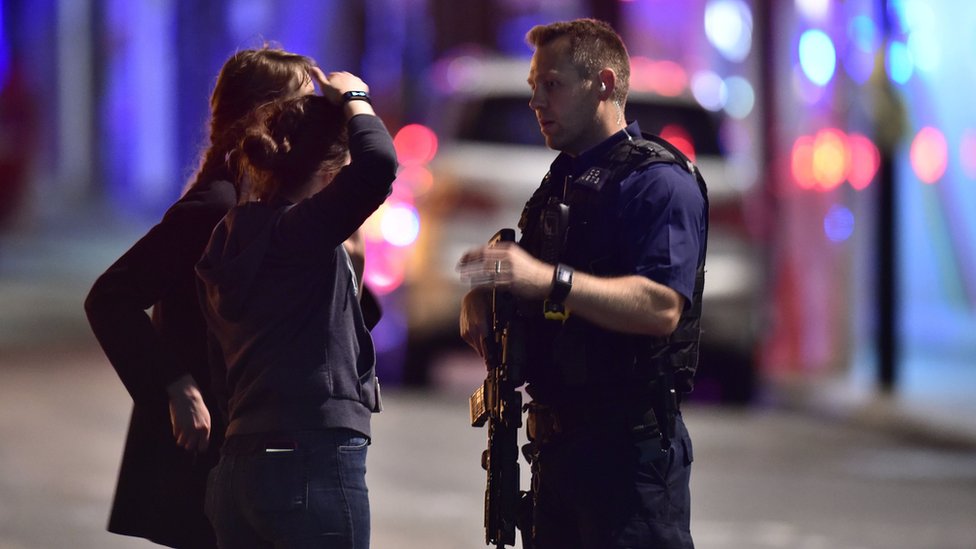 London Bridge çevresinde polis iki kişiyle konuşuyor