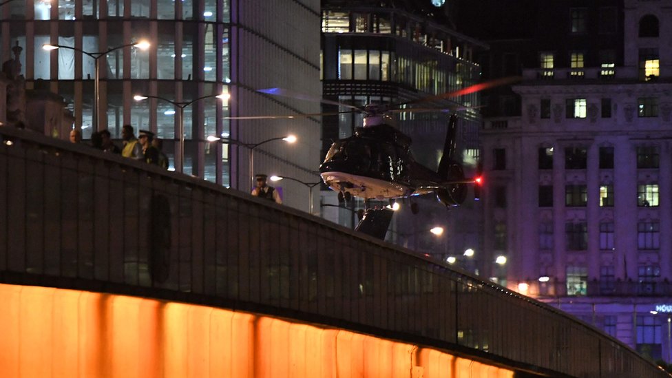 London Bridge çevresindeki bir helikopter