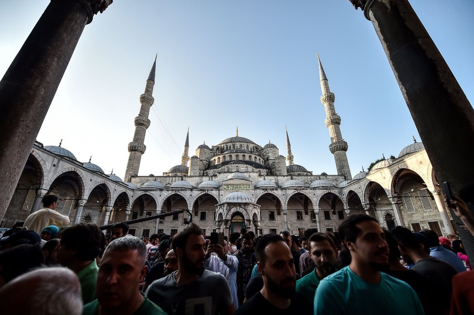 İstanbul'daki Sultan Ahmet Camii'nde bayram sabahı.