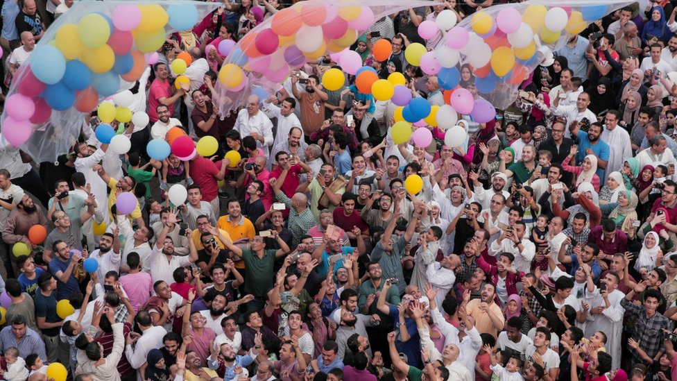 Mısır'ın başkenti Kahire'de bayram namazı sonrası gökyüzüne uçan balonlar bırakıldı.