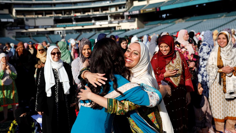 ABD'nin California eyaletindeki Müslümanlar bayramı Anaheim'daki stadyumda kutladı.