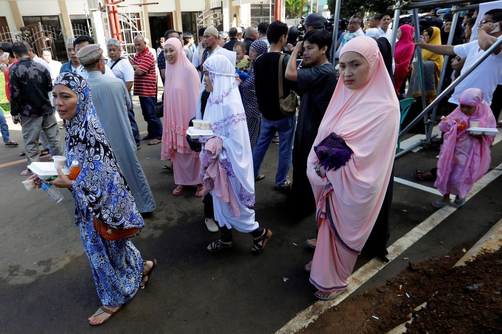 Filipinler'de ordu, çoğunluğunu Müslümanların oluşturduğu Marawi kentinde radikal İslamcı militanlarla çatışmaya bayram nedeniyle ara verdiğini açıkladı.