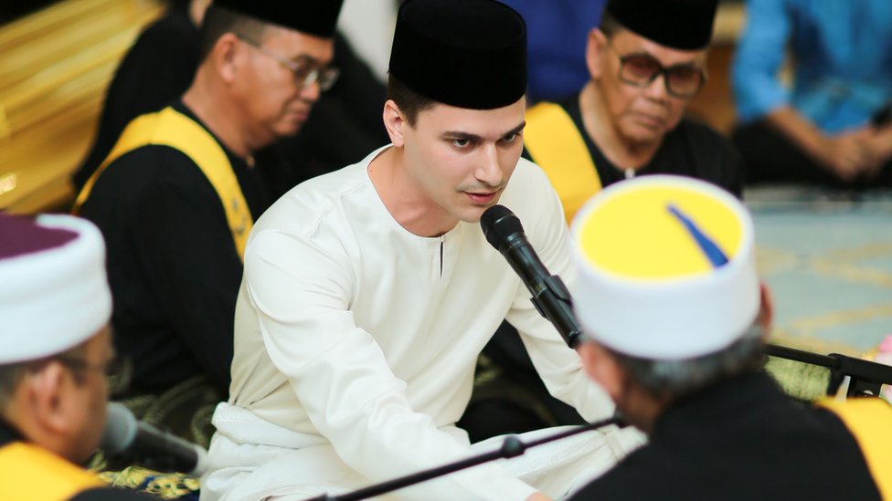 Fotoğrafta damat Dennis Muhammed Abdullah evlilik yeminini ediyor.