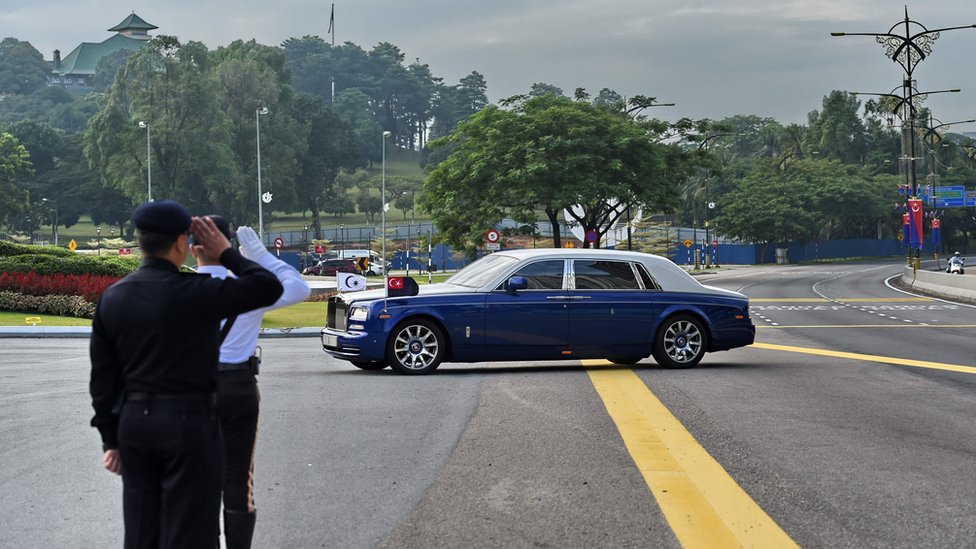 
                    Düğün için Johor'da dev hazırlıklar yapıldı. Saray yeniden dekore edilirken, sokaklar bayraklarla kaplandı. Saray yakınlarındaki konutlarda güvenlik önlemleri artırıldı.
                