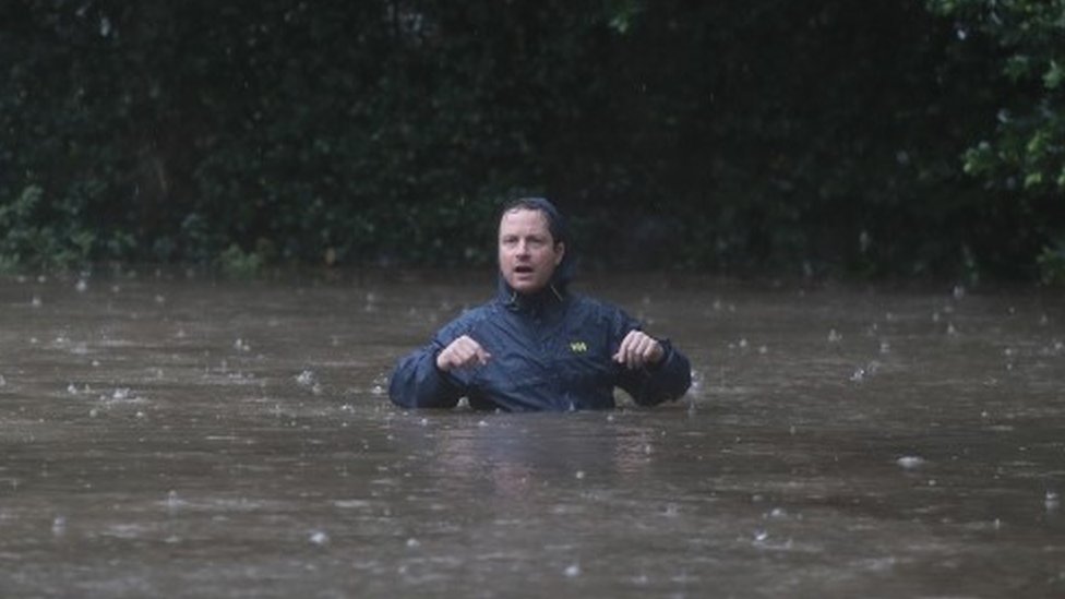 Houston'ın bazı bölgelerinde sel suyu 1 metreyi aştı. Oaks nehri yakınındaki bir caddedeki bir kişi, göğüs hizzasına kadar suya gömüldü.