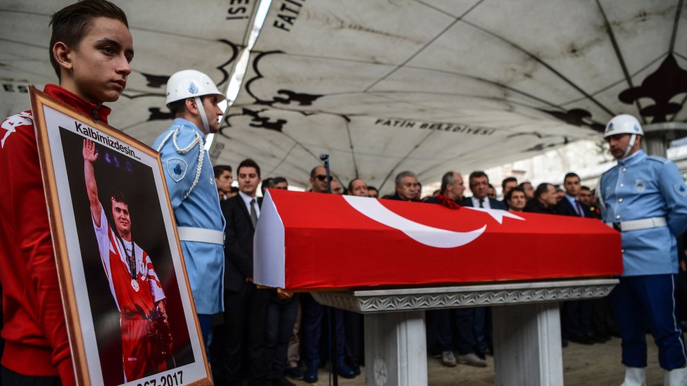 Fatih Camii avlusunda cenaze naması