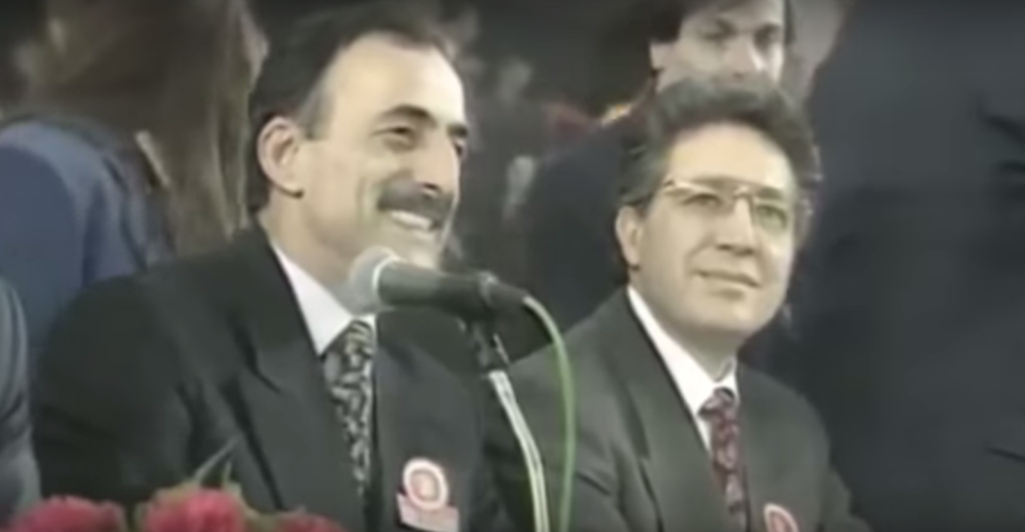 Dönemin SHP Genel Başkanı Murat Karayalçın, 1994 yerel seçimlerinde partisinin İstanbul Büyükşehir belediye başkanı adaylığı olan Zülfü Livaneli ile birlikte 