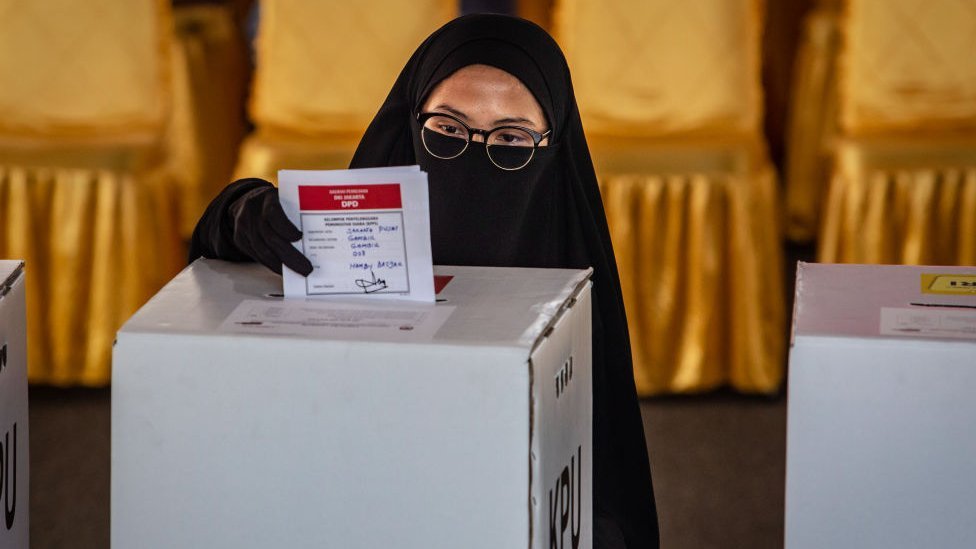 Seçimlerde sadece devlet başkanı değil, başkan yardımcısı, temsilciler meclisi üyeleri ve bölgesel temsilciler konseyinin üyeleri de oylanıyor.