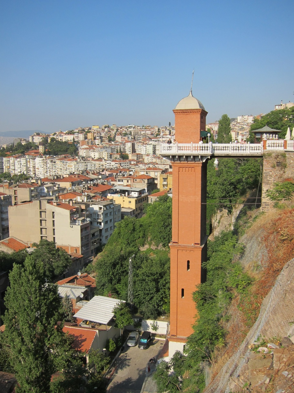 İzmir’in Musevi iş adamı Nesim Levi'nin, 1907 yılında yaptırdığı asansör, kolaylaştırdığı ulaşım şeklinin yanı sıra zarif kulesi ve estetik güzelliğiyle bugün bile İzmir’in çehresine farklı bir güzellik katıyor. 
