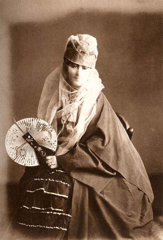 Osmanlı kadını için yelpaze her devirde çok önemli bir aksesuar oldu. 