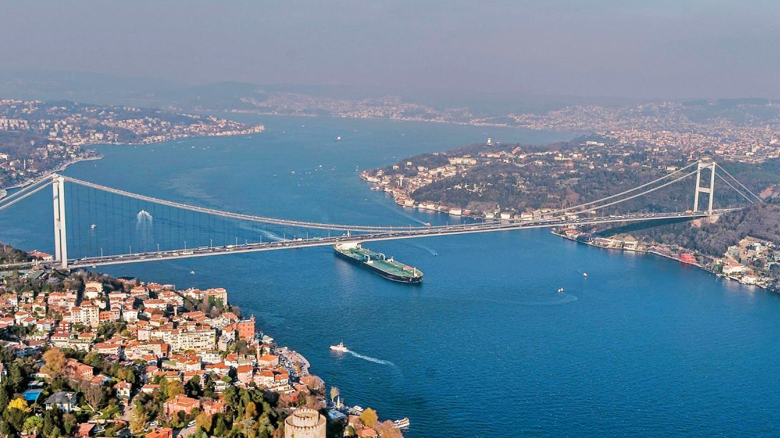 Görüş mesafesi düştü; İstanbul Boğazı gemi trafiğine kapatıldı