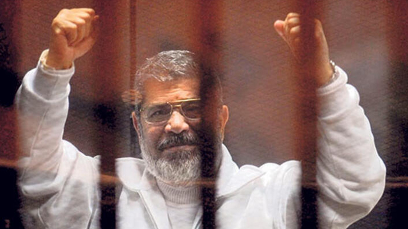 Eski Mısır Cumhurbaşkanı Muhammed Mursi mahkeme salonunda hayatını ...