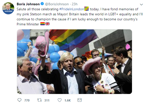 Belediye Başkanı olduğu dönemden Onur Yürüyüşü’ne katıldığı bir fotoğrafını paylaşarak “Başbakan olursam Britanya LGBTİ+ topluluğu için eşitlik merkezi olacak,” diyen Boris Johnson, geçmiş yıllarda dile getirdiği homofobik söylemler hatırlatılarak ağır eleştiriler aldı.
