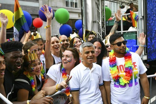 Muhafazakar Parti lideri seçilmesi durumunda başbakan görevine gelecek olan Boris Johnson’ın geçmişteki homofobik söylemlerini eleştiren Khan, etkinlikte “LGBTİ+ üyelerinden hangisiyle konuşursanız konuşun size maruz kaldıkları homofobik nefret söylemlerinden bahsedecektir. Gelecek başbakanımız kim olursa olsun –ki Boris Johson olacak gibi duruyor- bu nefret söylemlerinin farkında olmasını diliyorum” ifadelerini kullandığı bir konuşma yaptı. 