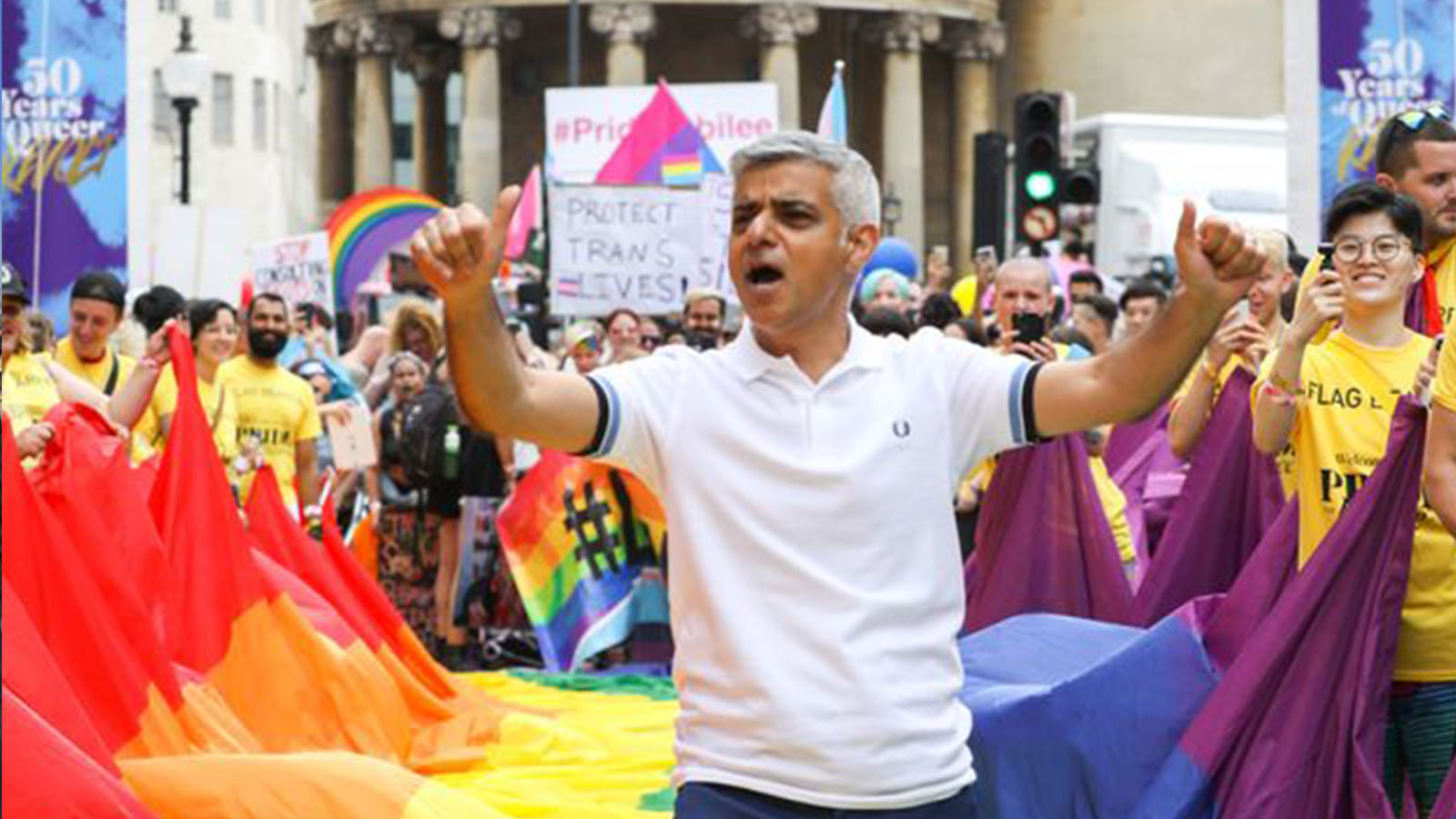 Eşcinsel evlilikleri savunması ve içki içmemesine rağmen kampanyasını bir barda başlatması gibi özellikleriyle Khan, Londralı seçmenler için Müslümanlara karşı önyargıları yıkan bir profil çiziyor.