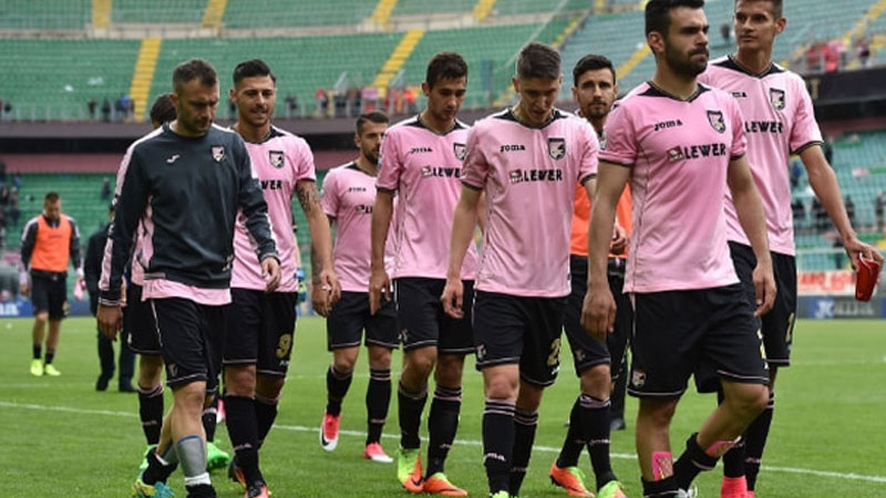 İtalya'nın köklü kulübü Palermo Serie D'ye düşürüldü