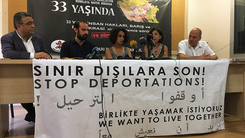 Sınır dışıların 2 haftası: "Gönüllü geri dönüş belgesi imzalatmak için şiddet kullanılıyor, ‘Ya imzalarsın ya da 6 ay burada kalırsın’ diye tehdit ediyorlar"