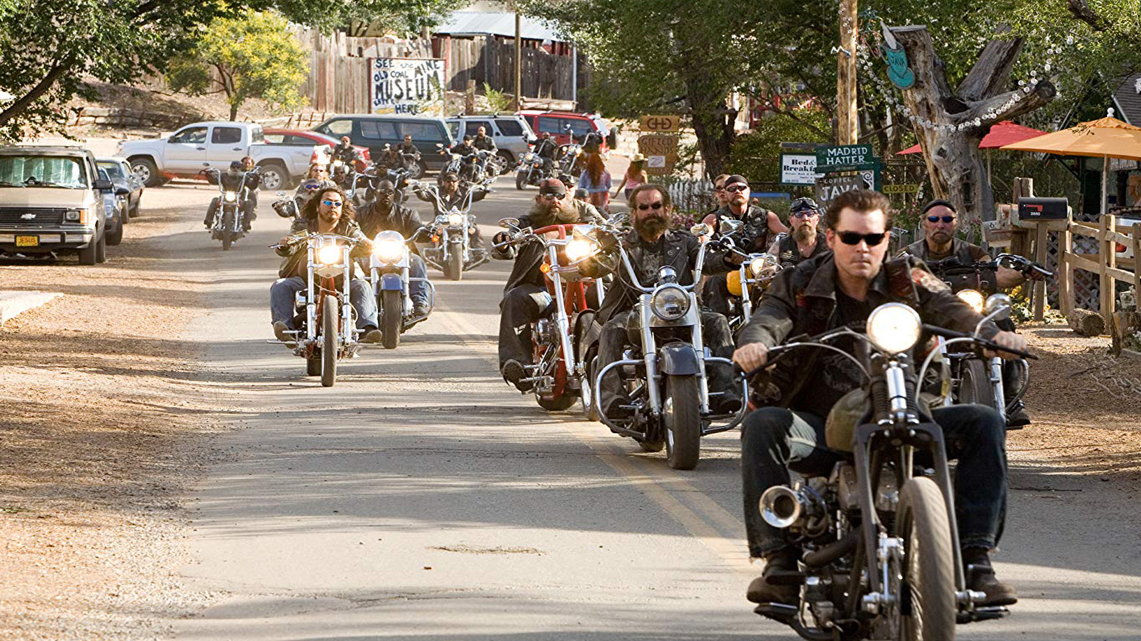 Orta yaşlı dört arkadaş, Amerika’yı motosikletle gezmeye karar vermiştir. Bu yolculukta dört arkadaşın başlarına gelenlerin anlatıldığı filmde, Peter Fonda Damien Blade rolünde izleyici ile karşısına çıkıyor.