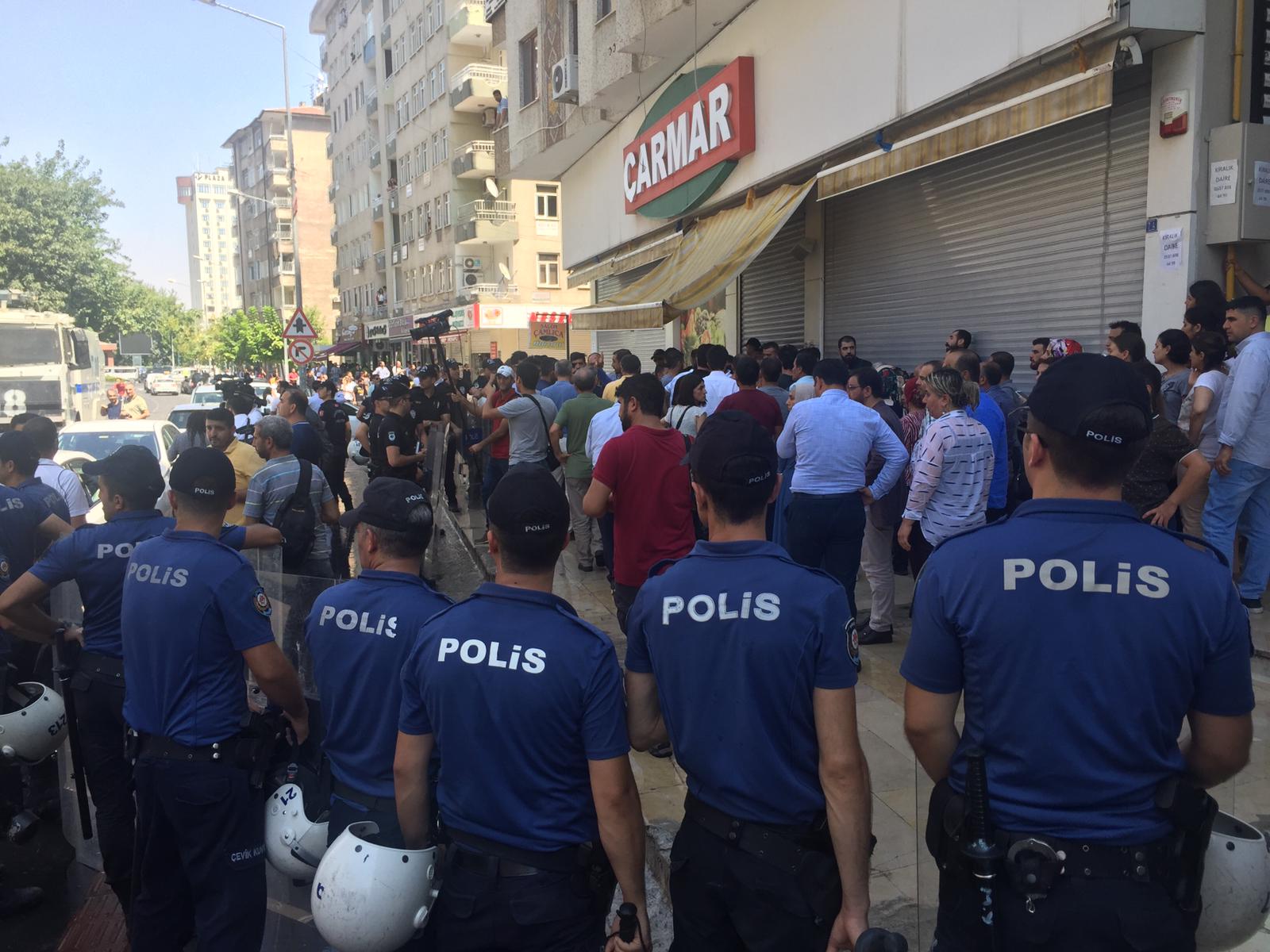 Diyarbakır'da kayyımı protesto eden HDP'lilere polis müdahalesi