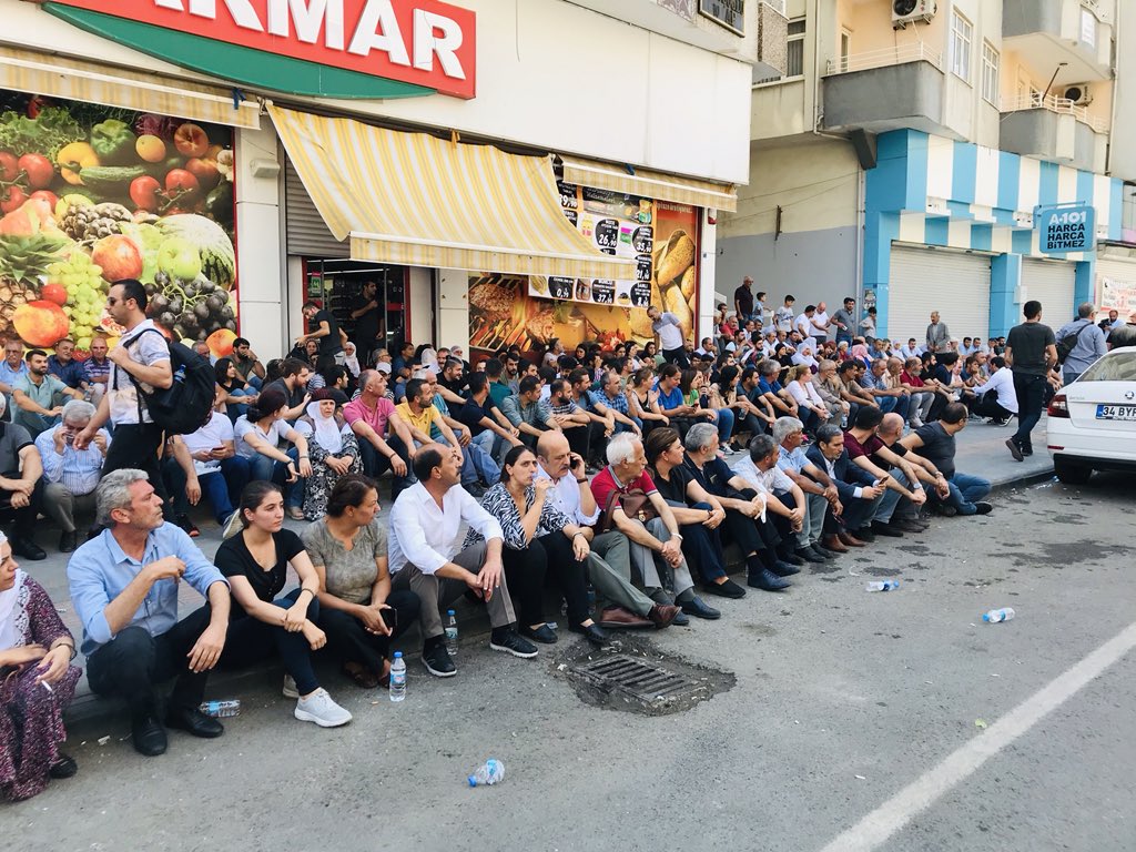 Diyarbakır'da polis ablukasında kayyım gerilimi sürüyor