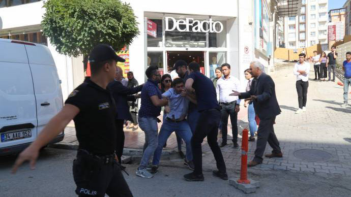 Mardin ve Van'da kayyım protestolarına müdahale: Vekiller çembere alındı, biber gazı sıkıldı