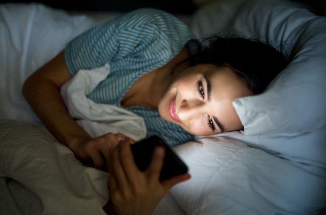 Uyumadan önce telefonla uğraşmak: Telefon ve televizyon gibi cihazlardan yayılan ışıklar beynin melatonin salgılamasını baskılıyor. Uyku hormonu olarak bilinen melatoninde meydana gelen düzensizlikler uyku sorunlarına yol açıyor. Araştırmalar yatak odasında bu cihazları bulunduranların aşırı kilo olma ihtimallerinin diğerlerine kıyasla 1.47 kat daha yüksek olduğunu ortaya koydu.