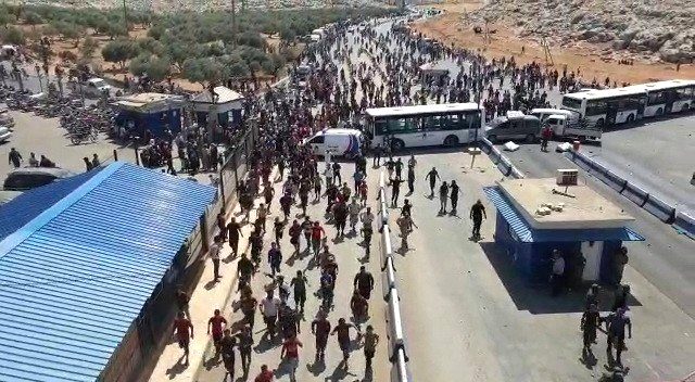 Binlerce Suriyeli sınıra dayandı; Cilvegözü Sınır Kapısı giriş-çıkışlara kapatıldı