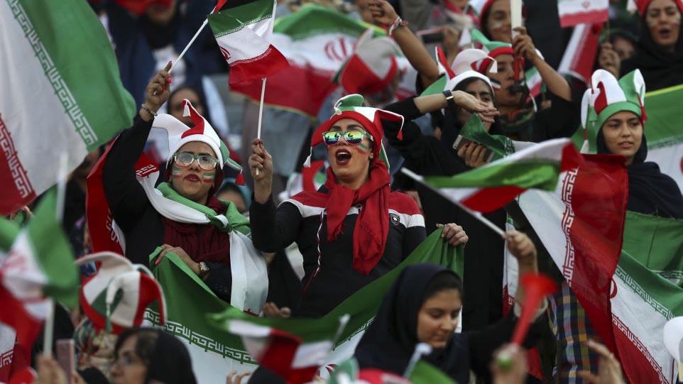 İran'da 40 yıl sonra bir ilk Kadınlar stadyumda maç izledi