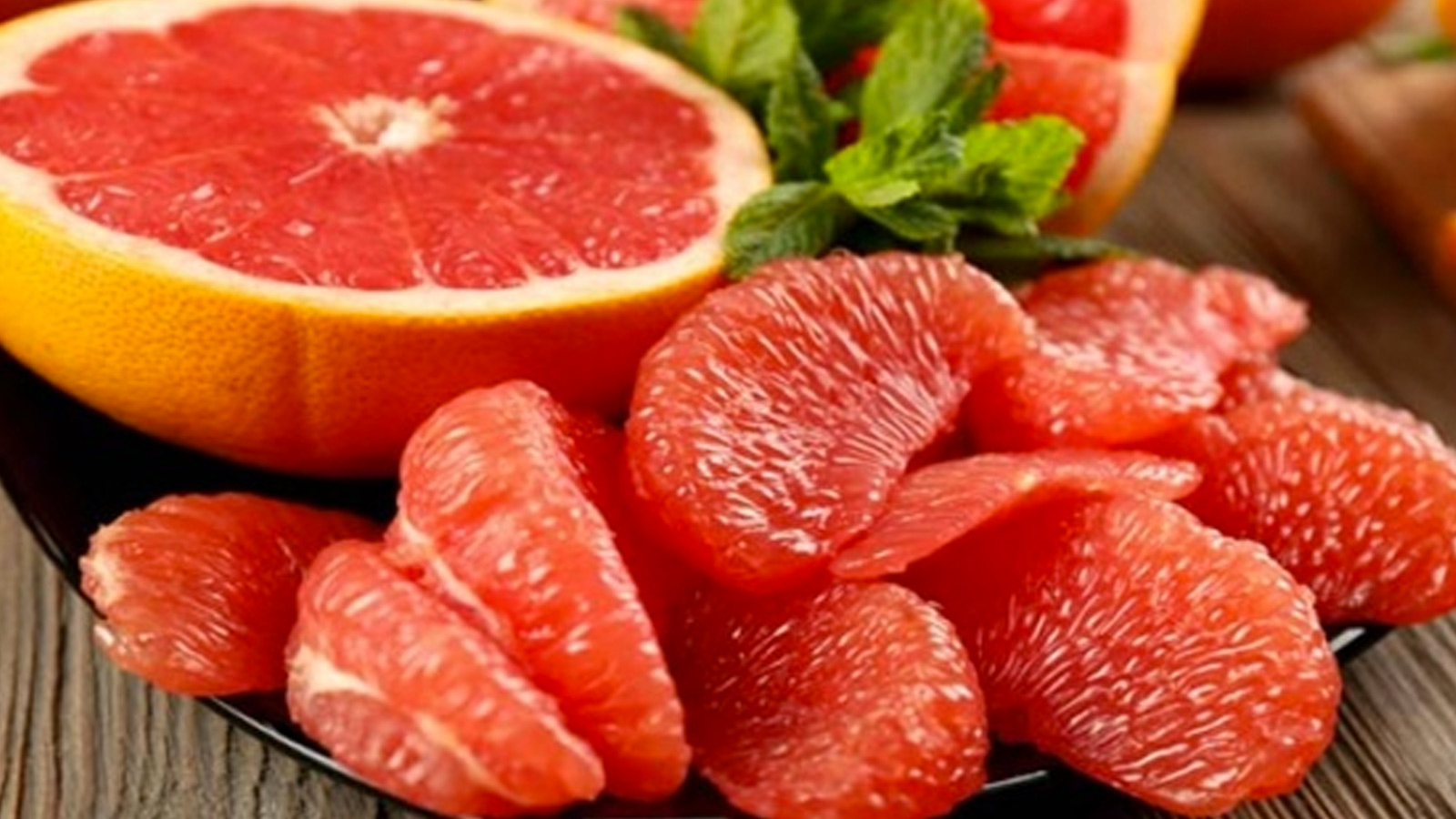 13. Pembe greyfurt 42 kalori (100 g) Besin puanı: 64 Pembe greyfurtta, karotenoid ve likopen pigmentlerinin birikmesi nedeniyle dilimleri kırmızımsı bir renk alır.