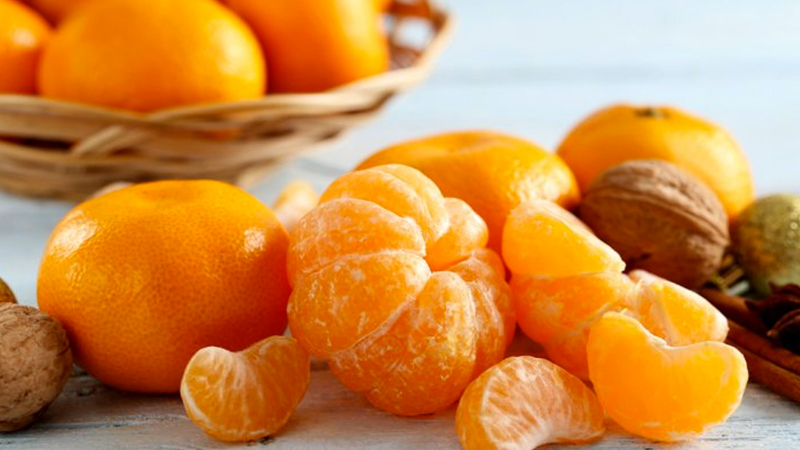  9. Mandalina 53 kalori (100 g) Besin puanı: 67 Turunçgillerden şeker içeriği yüksek bu meyve, karotenoid ve A vitamin bakımından zengindir.