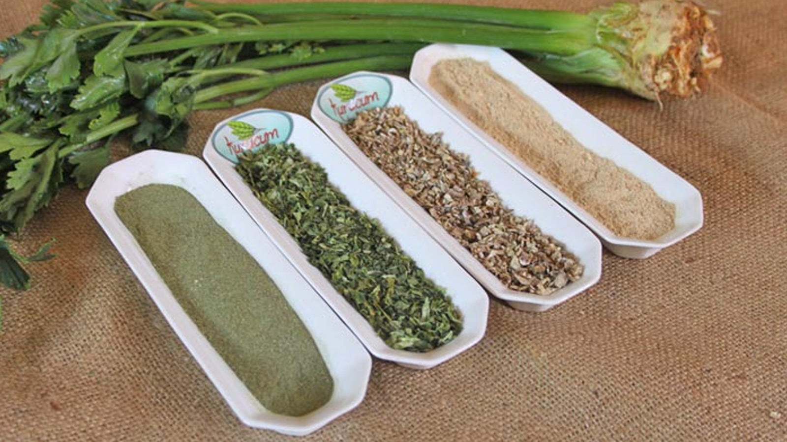 7. Kereviz kurusu 319 kalori (100 g) Besin puanı: 68 Kurutulup yaprak haline getirilmiş kereviz, lezzetlendirici olarak kullanılır. Önemli bir vitamin, mineral ve amino asit kaynağıdır.