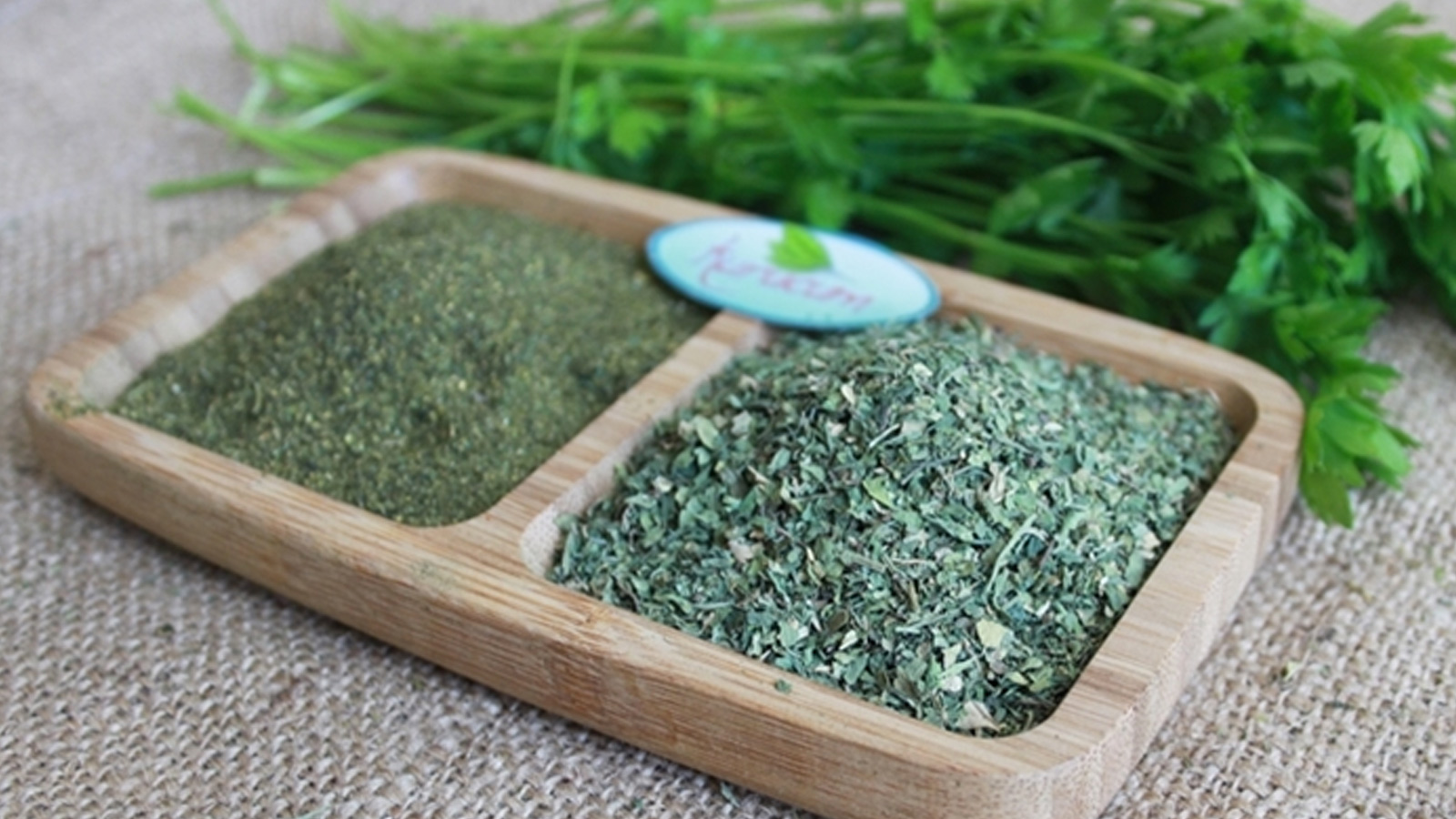 6. Kuru maydanoz 292 kalori (100 g) Besin puanı: 69 Baharat olarak kullanılmak üzere kurutulup öğütülen maydanoz bor, florür ve kalsiyum bakımından zengin olduğundan kemik ve diş sağlığı bakımından önemlidir.