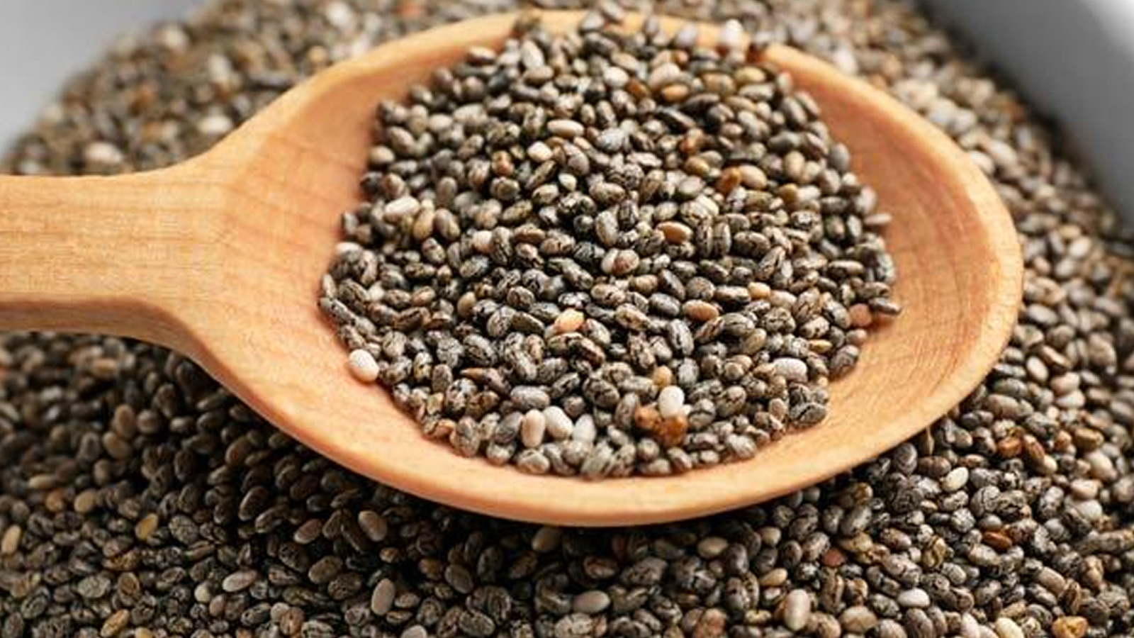  2. Chia tohumu 486 kalori (100 g) Besin puanı: 85 Bu minik siyah tohumlar lif bakımından oldukça zengin olduğu gibi protein, linolenik asit, fenolik asit ve çeşitli vitaminler de içermektedir.