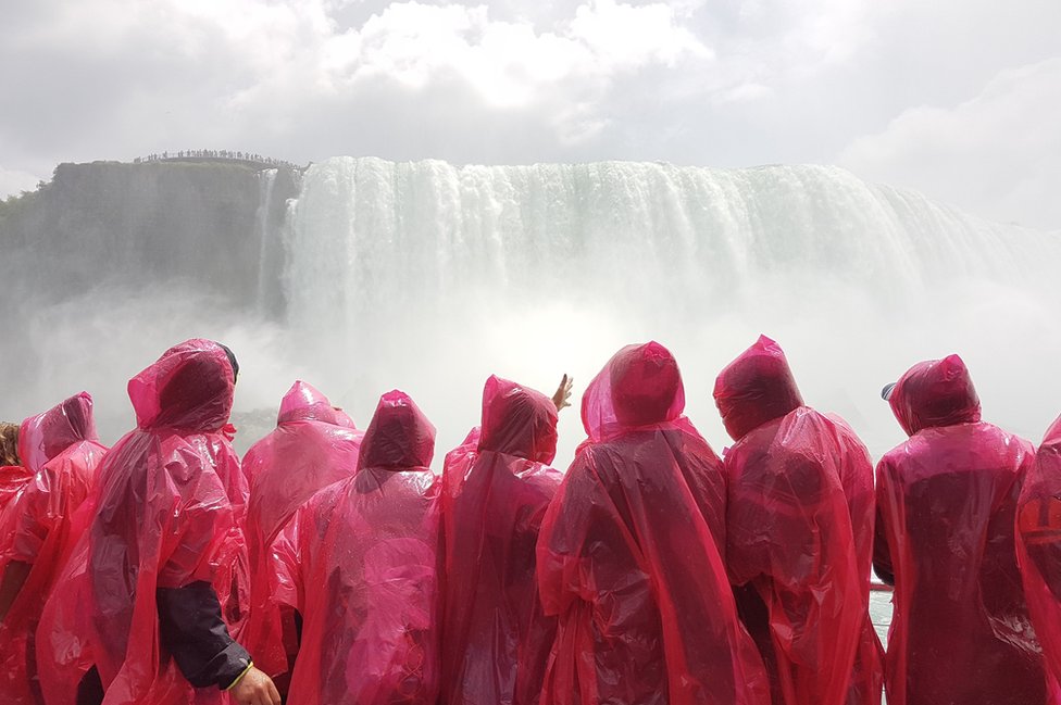 Niagara Şelaleleri'ni görmek ve gücünü hissetmek için sıramı beklerken