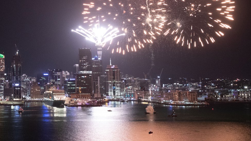 Yeni Zelanda yeni yıla Auckland kentindeki görkemli hava fişek gösterisiyle girdi