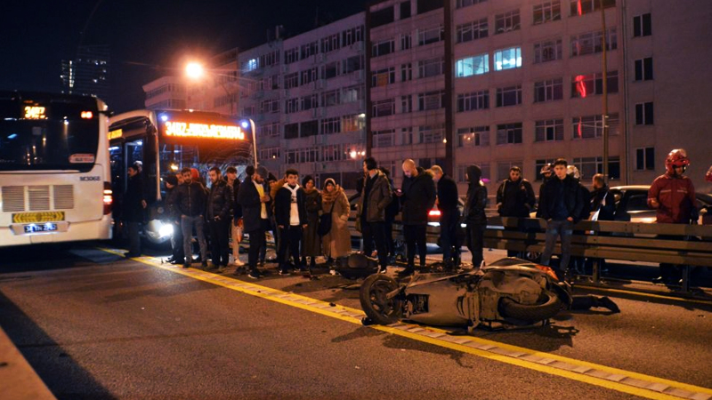 Motosiklet Metrobüs Kazası  - Kaza, Saat 20.45 Sıralarında Mecidiyeköy Ile Zincirlikuyu Metrobüs Durağı Arasında Yaşandı.