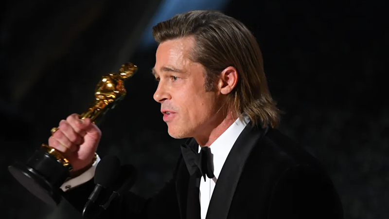 En yardımcı erkek oyuncu ödülü sahibi Brad Pitt oldu. Brad Pitt ödül konuşmasında "Bana konuşmam için 45 saniye verdiler, Senato'nun John Bolton'a verdiğinden daha uzun bir süre" dedi. 
