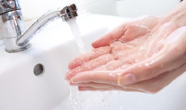 Ankete katılan İngilizlerin yüzde 75’i ellerini yıkadıklarını belirtirken komşu ülke İrlandalılarda bu oran yüzde 74. Michigan Üniversitesi’nden araştırmacı Dr Spike Lee, “El yıkama sadece insana fiziki ya da manevi bir temizlik değil aynı zamanda insan rahatlatan bir etkisi de var“ ifadelerini kullanıyor.