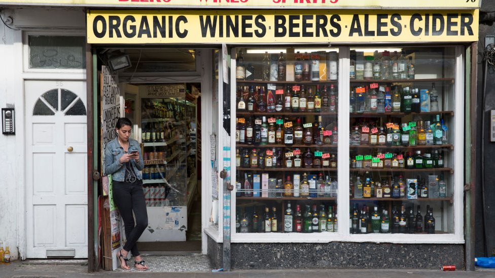 Koronavirüs İngiltere'de alkollü içki satan mini marketler 'açık kalması gerekli