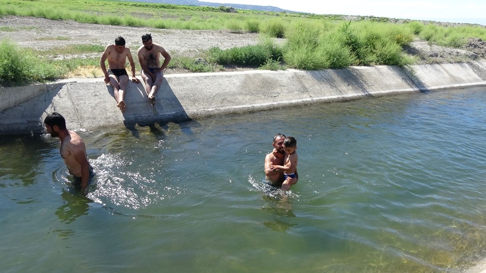 Hava sıcaklığı 40 dereceyi gördü uzmanlar serinlemek için girilen su