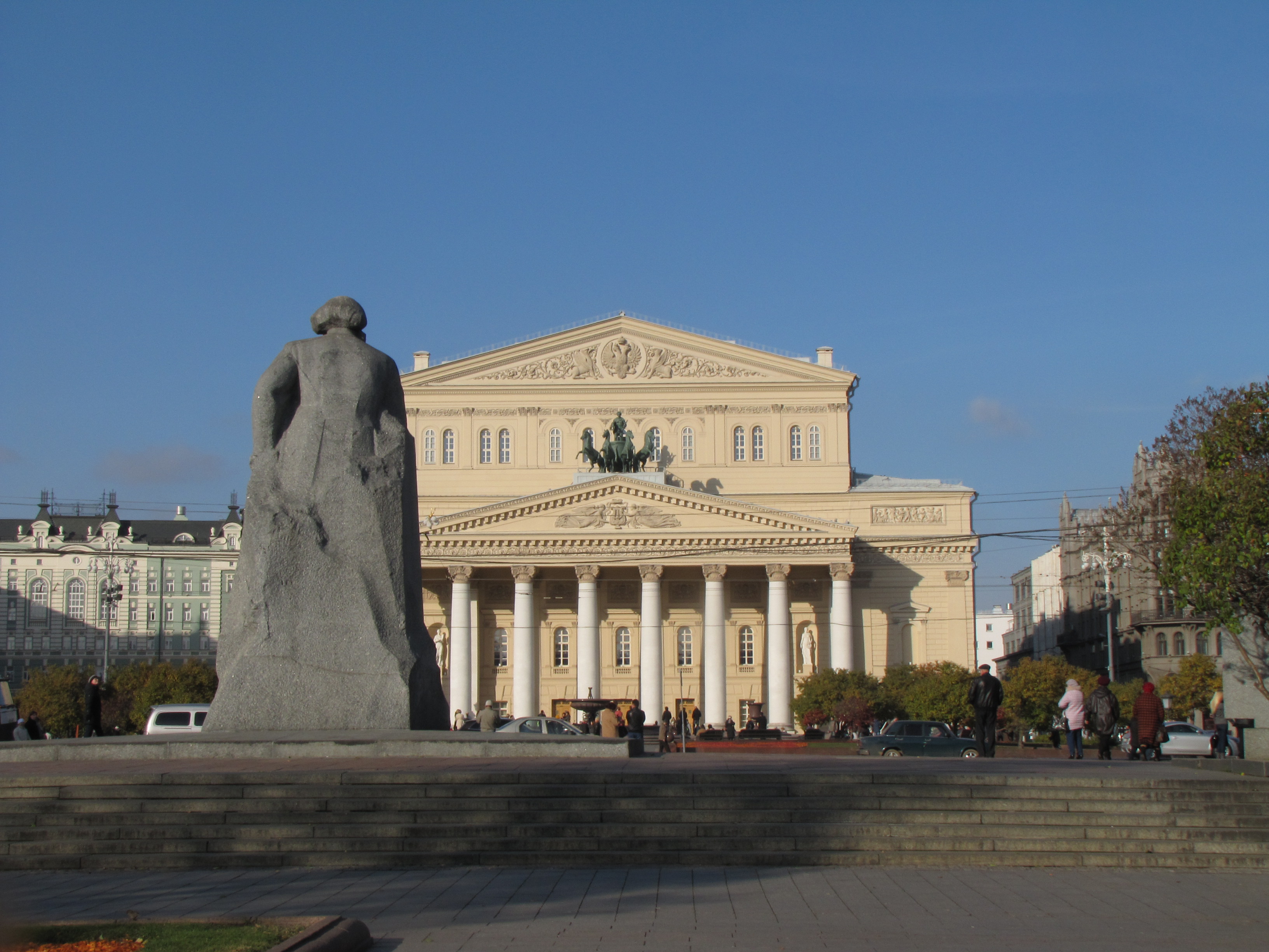 Площадь перед театром театром. Памятник у большого театра в Москве. Памятник Карлу Марксу у большого театра.