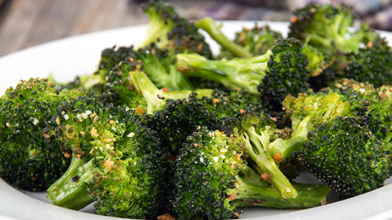 A, C ve E vitaminlerinin yanı sıra lif ve diğer birçok antioksidandan zengin olan brokoli, tabağınıza koyabileceğiniz en sağlıklı sebzelerden biri. Ancak besin değerini kaybetmemesi için brokoliyi mümkün olduğunca az pişirmelisiniz.