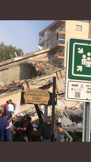 Bayraklı Belediye Başkanı, 10'a yakın binanın yıkıldığını söyledi. Bornova Belediye Başkanı Mustafa İdu da, Bayraklı bölgesinde yıkımlar yaşandığını dile getirdi.