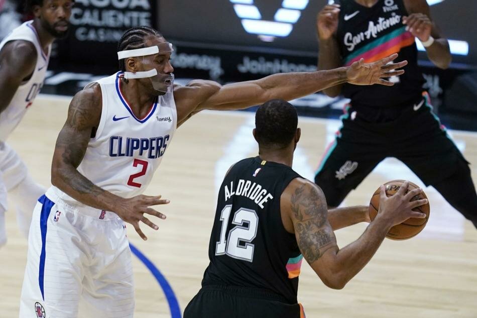 San Antonio Spurs, AT&T Center'da ev sahibi LA Clippers'ı 116-113 devirdi. Spurs'de benchten gelen Patty Mills 8/12 üçlük atarak 27 sayı kaydetti. Dejounte Murray 21 sayı, 5 ribaund, 5 asist ve 2 top çalma ile ilk beşteki en skorer isim oldu. DeMar DeRozan altı sayı, beş ribaund ve altı asist ile oynadı. LaMarcus Aldridge 14 sayı ve altı ribaund kaydetti. Rudy Gay benchten 16 sayı ve yedi ribaundlık bir katkı verdi. Clippers'ta Kawhi Leonard 30 sayı, 10 asist ve iki top çalma ile takımın en skorer ismi olurken, Paul George ayak bileği sakatlığından ötürü bu maçta forma giymedi. Nicolas Batum 21 sayı, 9 ribaund ve 3 asist ile, Patrick Beverley ise 20 sayı, sekiz ribaund ve sekiz asistle oynadı. Lou Williams benchten 15 sayı, iki ribaund ve iki asistle oynadı.