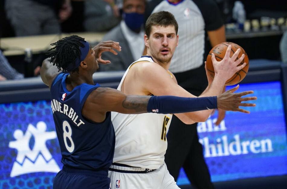 Denver Nuggets, Ball Arena'da konuk Minnesota Timberwolves'u 123-116 mağlup etti. Nikola Jokic 36 dakikada 35 sayı, 15 ribaund, 6 asist, 3 top çalma ve bir blokla Nuggets'a liderlik etti. Will Barton 20 sayı, yedi ribaund, üç asist ve iki top çalma ile oynarken, JaMychal Green 17 sayı ve altı ribaund ile benchten katkı sağladı. Timberwolves'da D'Angelo Russell 37 dakikada 33 sayı, 11 asist, üç ribaund ve iki top çalma ile oynadı. Juancho Hernangomez 25 sayı, 8 ribaund, iki asist, iki top çalma ve bir blok ile katkı sağlarken, Malik Beasley ve Anthony Edwards 15'er sayı eklediler.